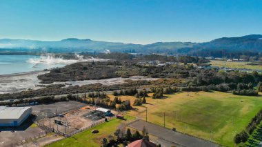 Rotorua manzarasının panoramik hava manzarası ve gayzerler İHA 'dan duman tüttürüyor, Yeni Zelanda.