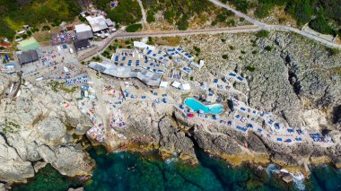 Yaz mevsiminde Anacapri Deniz Feneri Sahili 'nin muhteşem hava manzarası. İHA 'dan Spiaggia del Faro, İtalya