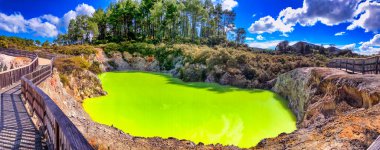 Waiotapu Termal Parça, mavi gökyüzünün altında güzel renkler, panoramik manzara.