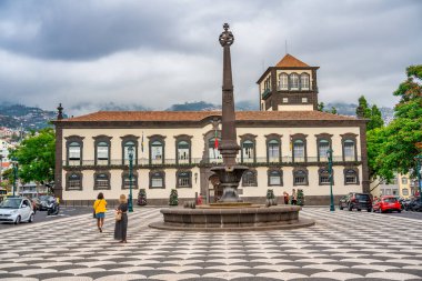 Madeira, Portekiz - 2 Eylül 2022: Bulutlu bir günde Funchal 'ın ana meydanı.
