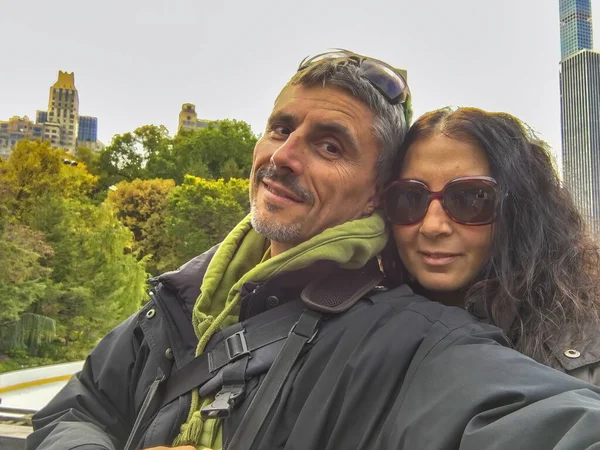 Casal Feliz Tirando Selfies Parque Cidade Época Folhagem — Fotografia de Stock