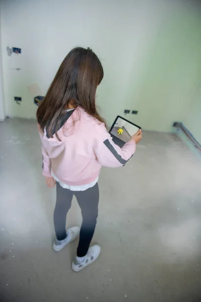 Young Girl Placing Object Augmented Reality Moving New Home — Stock Photo, Image