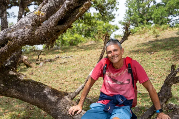 Щасливий Чоловік Сидить Стовбурі Дерева Лісі Фанал Мадейра — стокове фото