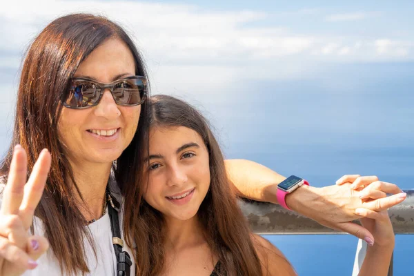 Feliz Caucásico Familia Dos Personas Tomando Sonriendo Cámara Mientras Vacaciones —  Fotos de Stock