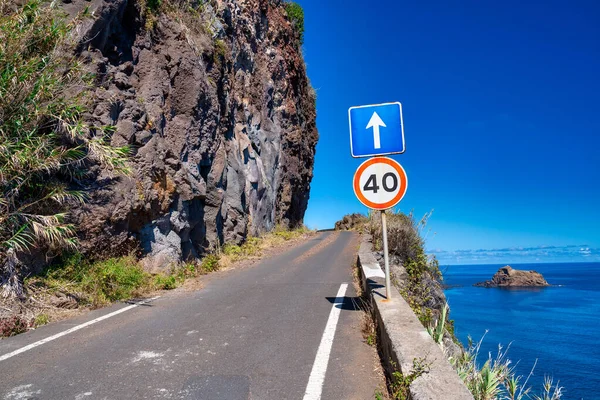 Kustnära Väg Vid Havet Madeira Vacker Solig Dag Portugal — Stockfoto