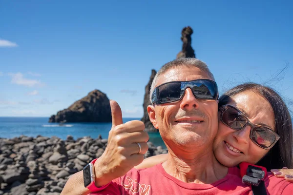 Casal Feliz Tirar Selfie Miradouro Ilheus Ribeira Janela Formações Rochosas — Fotografia de Stock