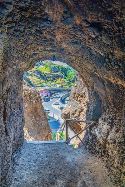 Bergtunnel Med Utsikt Landsbygda – stockfoto