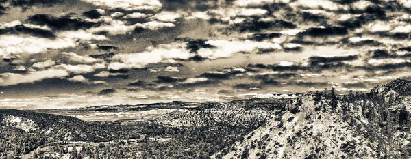여름에 스러운 브라이스 캐니언 바위산의 전경을 한눈에 수있는 — 스톡 사진