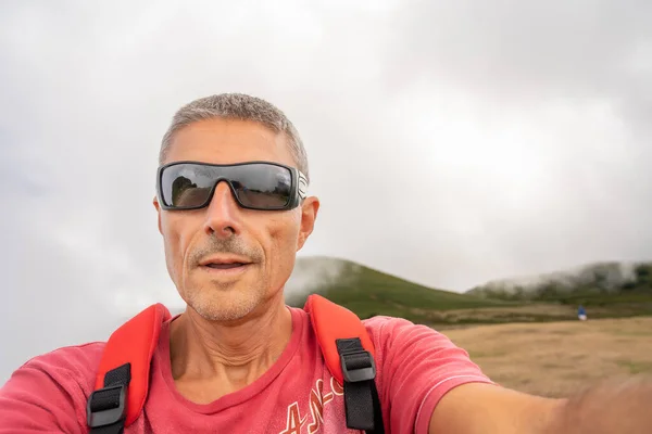 Homem Tomando Selfie Belo Cenário Montanha — Fotografia de Stock