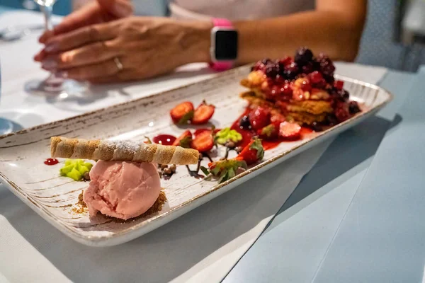 Smaakvolle Aardbeienijs Balplaat Het Restaurant — Stockfoto