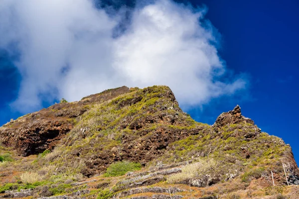 Montañas Isla Madeira Contra Cielo Azul Fondo Portugal — Foto de Stock