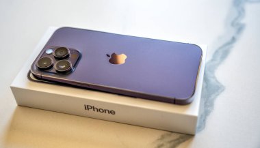 Pisa, İtalya - 17 Eylül 2022: Deep Purple renginde yeni iPhone 14 Pro Max. Bu Apple 'dan çıkan son teknoloji ürünü..