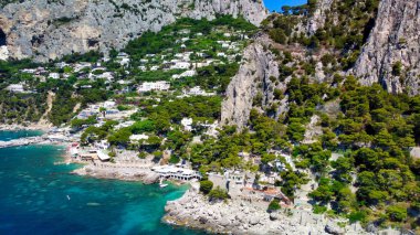 Marina Piccola, Capri 'de güzel bir sahil şeridi. İHA 'dan hava görüntüsü