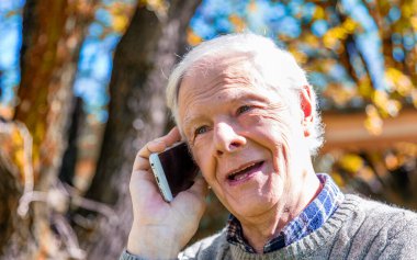 Mutlu yaşlı adam arkadaş telefon açık gülümseyen, konuşma.