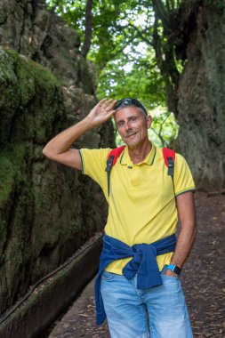 Dağ yolunda yürüyen bir adam.