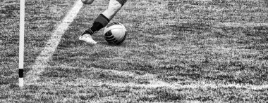 Profesyonel futbolcu topu geçmeye hazır.