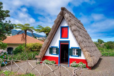 Madeira Adası, geleneksel ev köyü manzarası, Portekiz. Santana şehri güneşli bir günde.