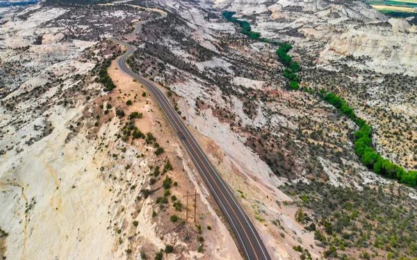 穿越峡谷的美丽道路的无人机图像 — 图库照片