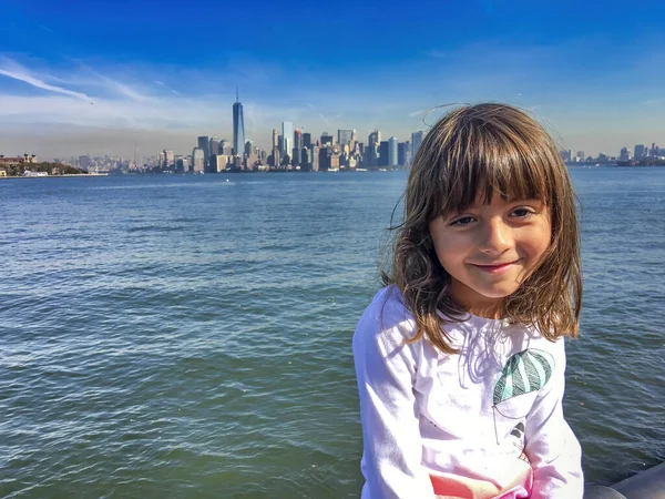 Feliz Hermosa Joven Visitando Nueva York Bajo Manhattan Fondo — Foto de Stock