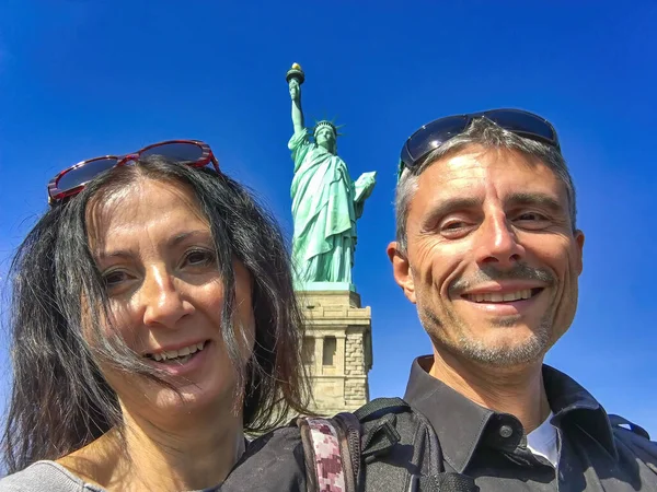 Feliz Casal Turista Visitando Nova York Estátua Liberdade Segundo Plano — Fotografia de Stock