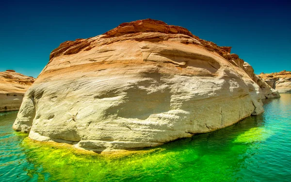 Cruzeiro Longo Lago Powell Vista Estreito Desfiladeiro Ladeado Por Penhascos — Fotografia de Stock