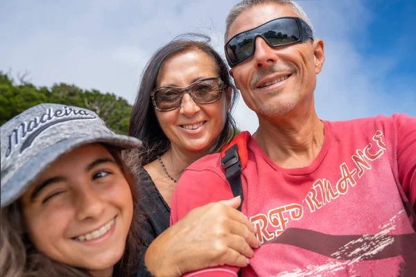 Familia Feliz Tres Personas Visitando Hermoso Escenario Paisaje — Foto de Stock