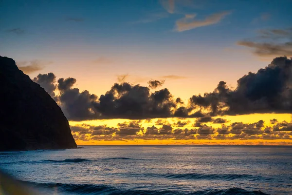 Удивительные Цвета Заката Желтого Синего Облаками Над Морем — стоковое фото