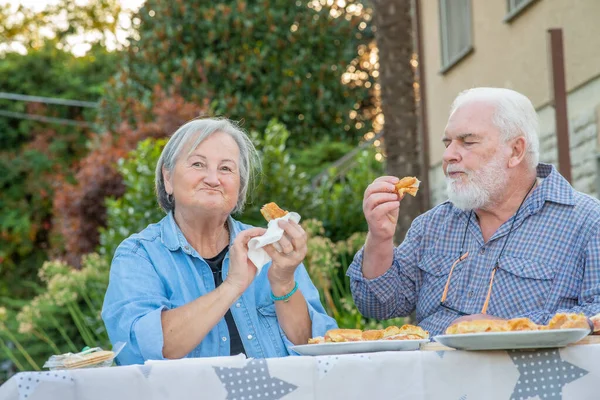 Elderly Couple Eating Fig Jam Slices Bread Outdoor — Stock Photo, Image