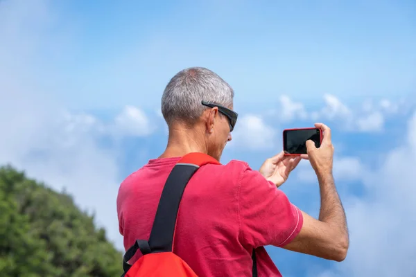 Homme Prenant Des Photos Beaux Paysages Montagne — Photo