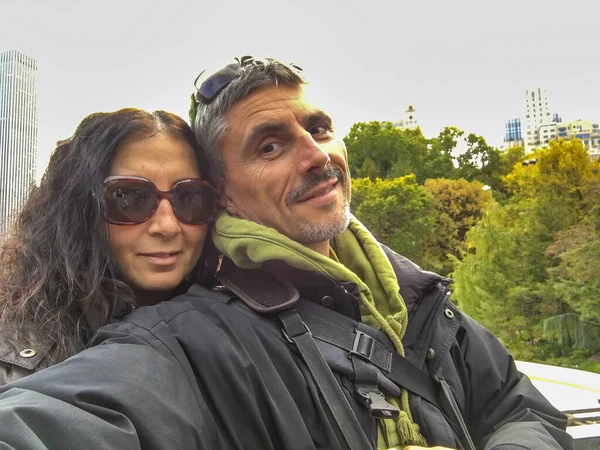 Casal Feliz Tirando Selfies Parque Cidade Época Folhagem — Fotografia de Stock