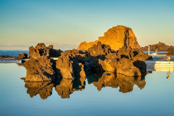 2022年9月5日 葡萄牙马德拉 游客在莫妮兹港池欣赏日落 — 图库照片