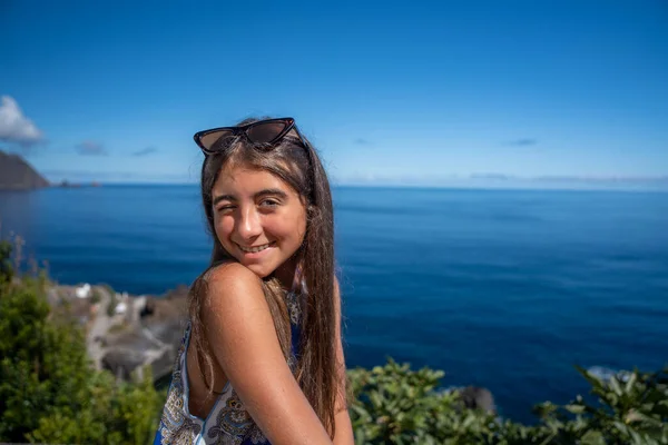 Chica Joven Feliz Mirando Hermoso Mirador Costa — Foto de Stock