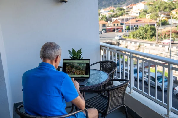 Homem Usando Seu Laptop Casa Olhando Para Jogo Futebol — Fotografia de Stock