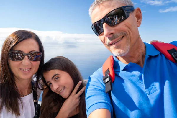 Glückliche Dreiköpfige Kaukasische Familie Die Urlaub Mit Dem Smartphone Fotografiert — Stockfoto