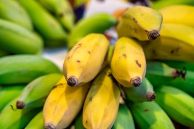 Muz meyvesi sağlıklı kemikler için bir sokak pazarında satılıyor..