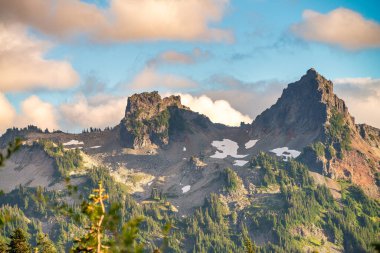 ABD 'nin Washington eyaletindeki güzel dağlar. Yaz mevsimi