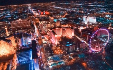 LAS VEGAS, NV - 30 Haziran 2018: The Strip ve ana şehir Kumarhaneleri ve Otelleri 'nin helikopter gece hava görüntüsü