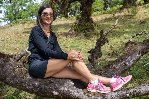 Szczęśliwa Kobieta Siedząca Pniu Drzewa Lesie Fanal Madera Portugalia — Zdjęcie stockowe