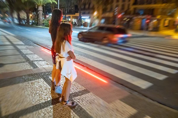 Γυναίκα Την Κόρη Της Διασχίζει Κεντρικό Δρόμο Της Πόλης Νύχτα — Φωτογραφία Αρχείου