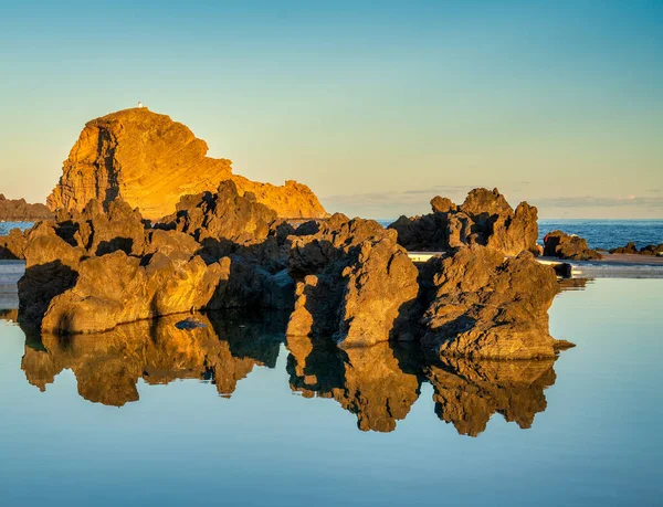 Felsspiegelungen Bei Sonnenuntergang Natürliche Lava Pools Und Meer Hintergrund — Stockfoto