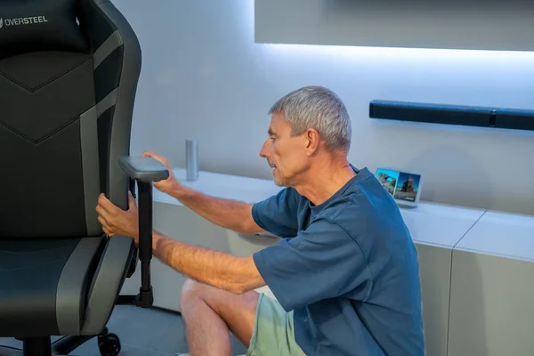 Homem Montando Novos Móveis Casa Nova Compra Conceito Hobby Caucasiano — Fotografia de Stock