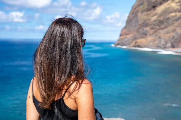Mujer Mirando Naturaleza Costa Una Hermosa Isla Vista Trasera — Foto de Stock