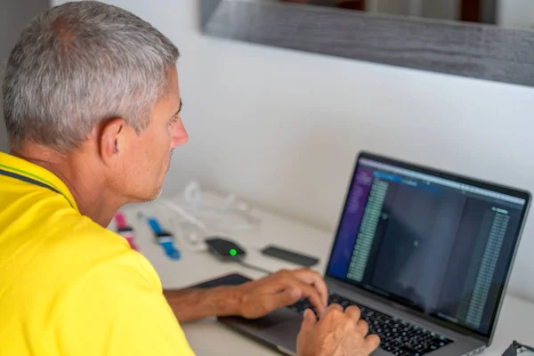 Zakenman Die Zijn Laptop Thuis Gebruikt — Stockfoto