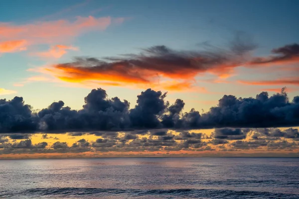 海の上に雲と黄色から赤と青から素晴らしい夕日の色 — ストック写真