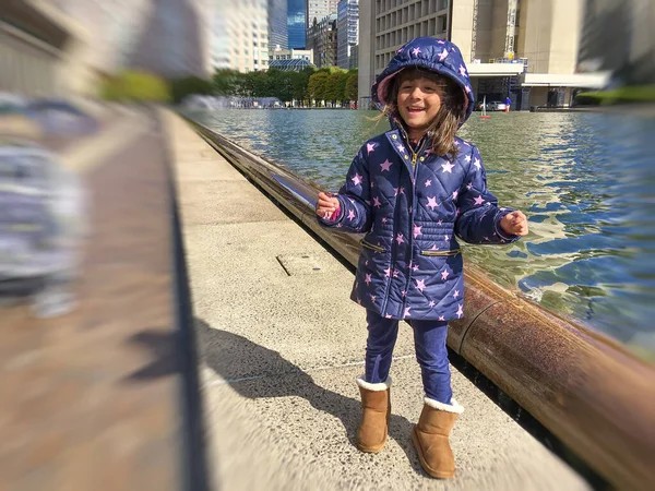 Young Happy Baby Girl Visiting Big City Tourism Concept — Stock Photo, Image