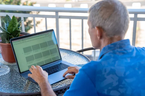 Uomo Affari Che Utilizza Suo Computer Portatile Casa — Foto Stock