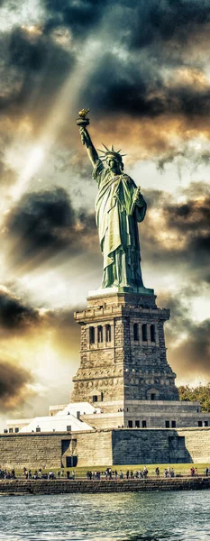 Nova Iorque Estátua Liberdade Pôr Sol Com Lindo Céu Colorido — Fotografia de Stock