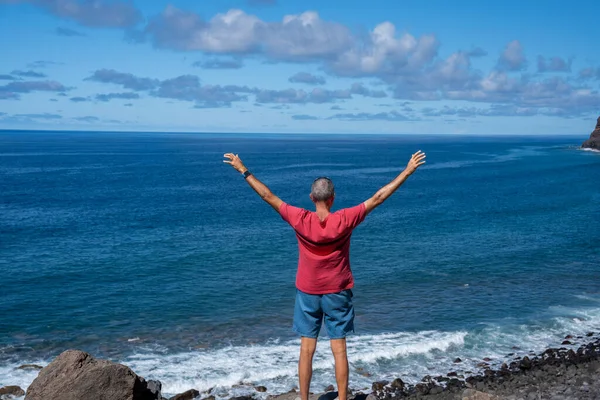 Hombre Con Los Brazos Abiertos Abrazando Naturaleza Una Hermosa Isla —  Fotos de Stock