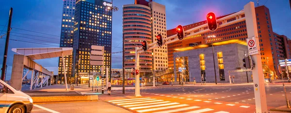 Rotterdão Países Baixos Abril 2015 Edifícios Modernos Cidade Horizonte Noite — Fotografia de Stock