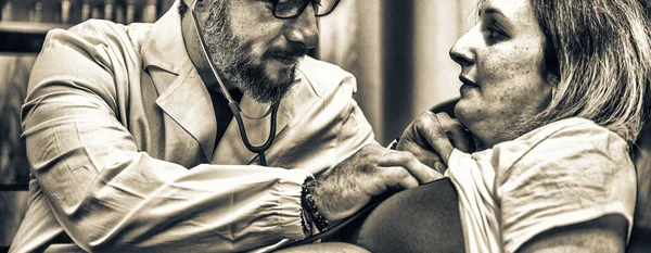 妊娠中の女性を訪れる男性の白人医師 — ストック写真